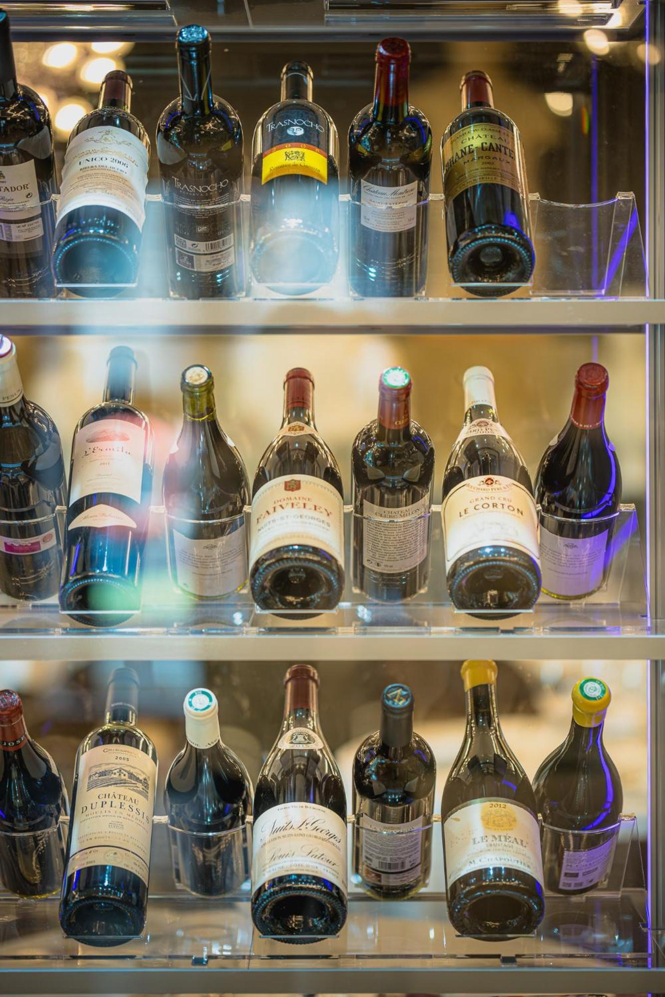 Hotel Princesa Parc Excellence Аринсал Экстерьер фото Wine bottles in a wine cooler